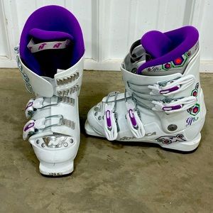 Youth ski boots size 19.5
